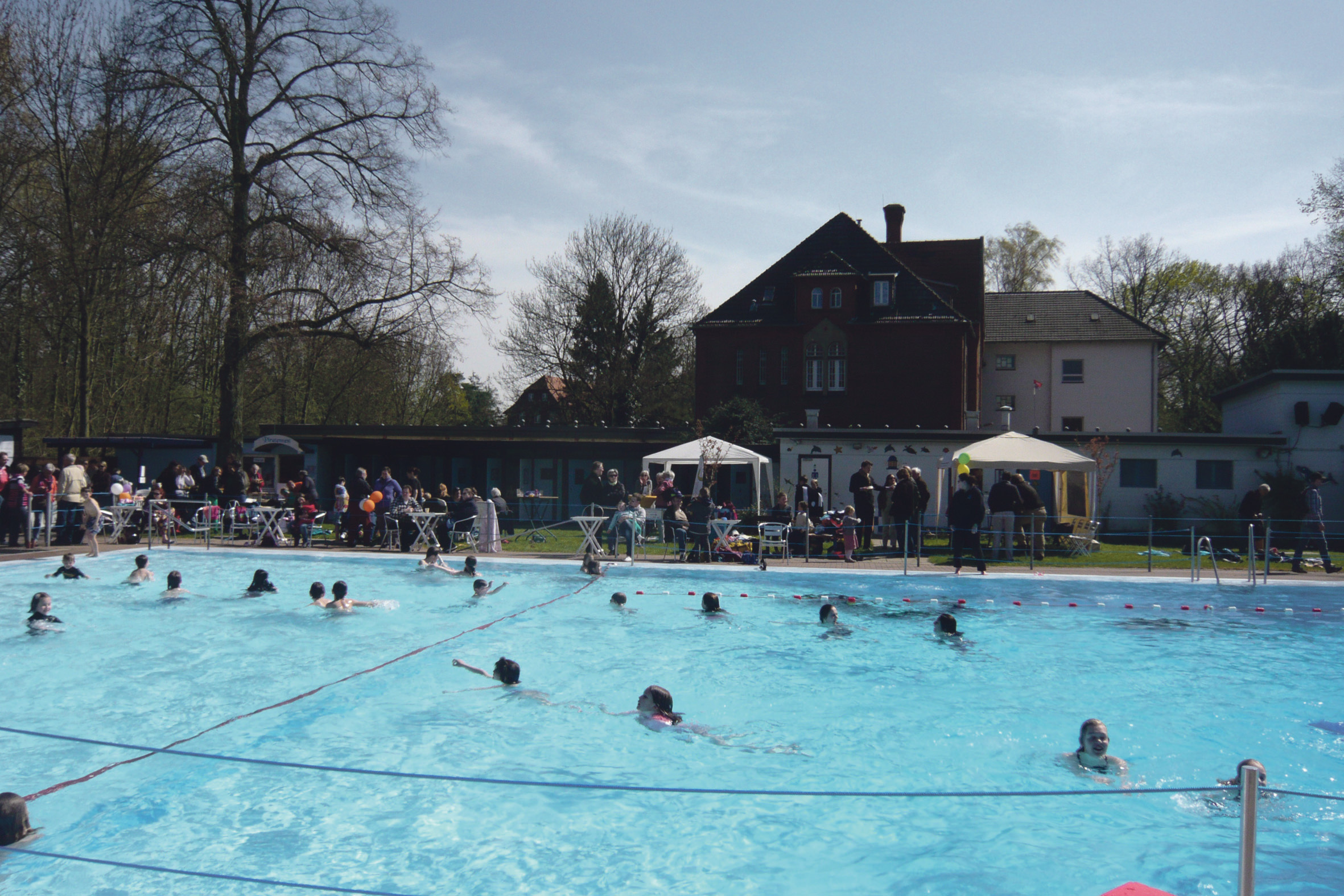 Planschen in klarem Wasser unter freiem Himmel: In Kaiserswerth kann ab Samstag wieder im Freibad geschwommen werden.