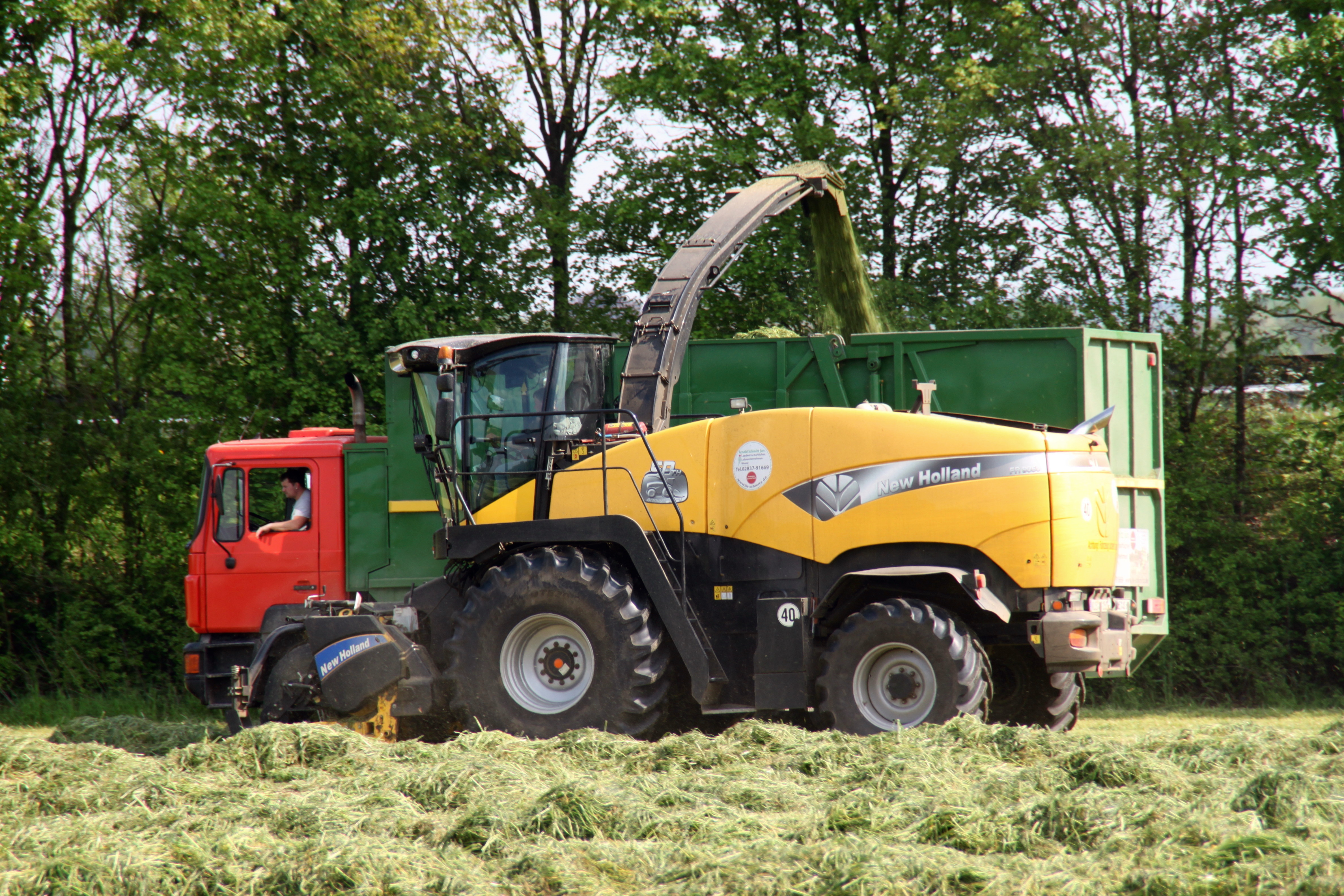 Häcksler und Müllwagen in ...