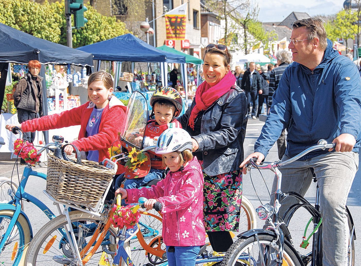 Das Alpener Blumen- und Spargelfest bietet die beste Gelegenheit mit der ganzen Familie die Drahtesel zum Einsatz zu bringen. Das Programm spricht große und kleine Besucher an. Fotos: CP