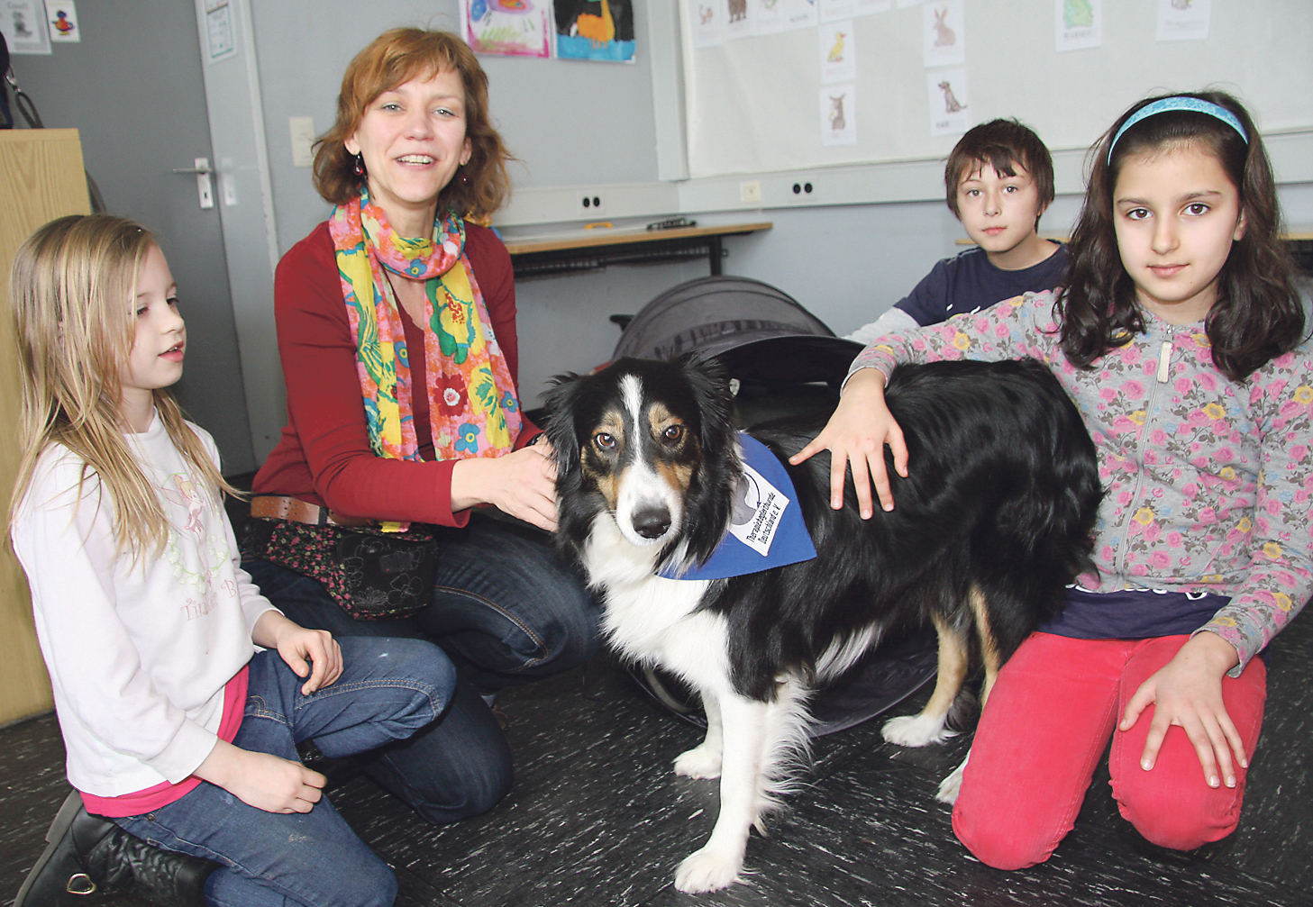 Sie macht einen guten Job an der Hans-Christian-Andersen-Schule: Therapiehündin Maggie mit ihrer Besitzerin Susanne Kirchhoff und den Schülern (v.l.) Lea, Lars und Bensu. Foto: Thiele