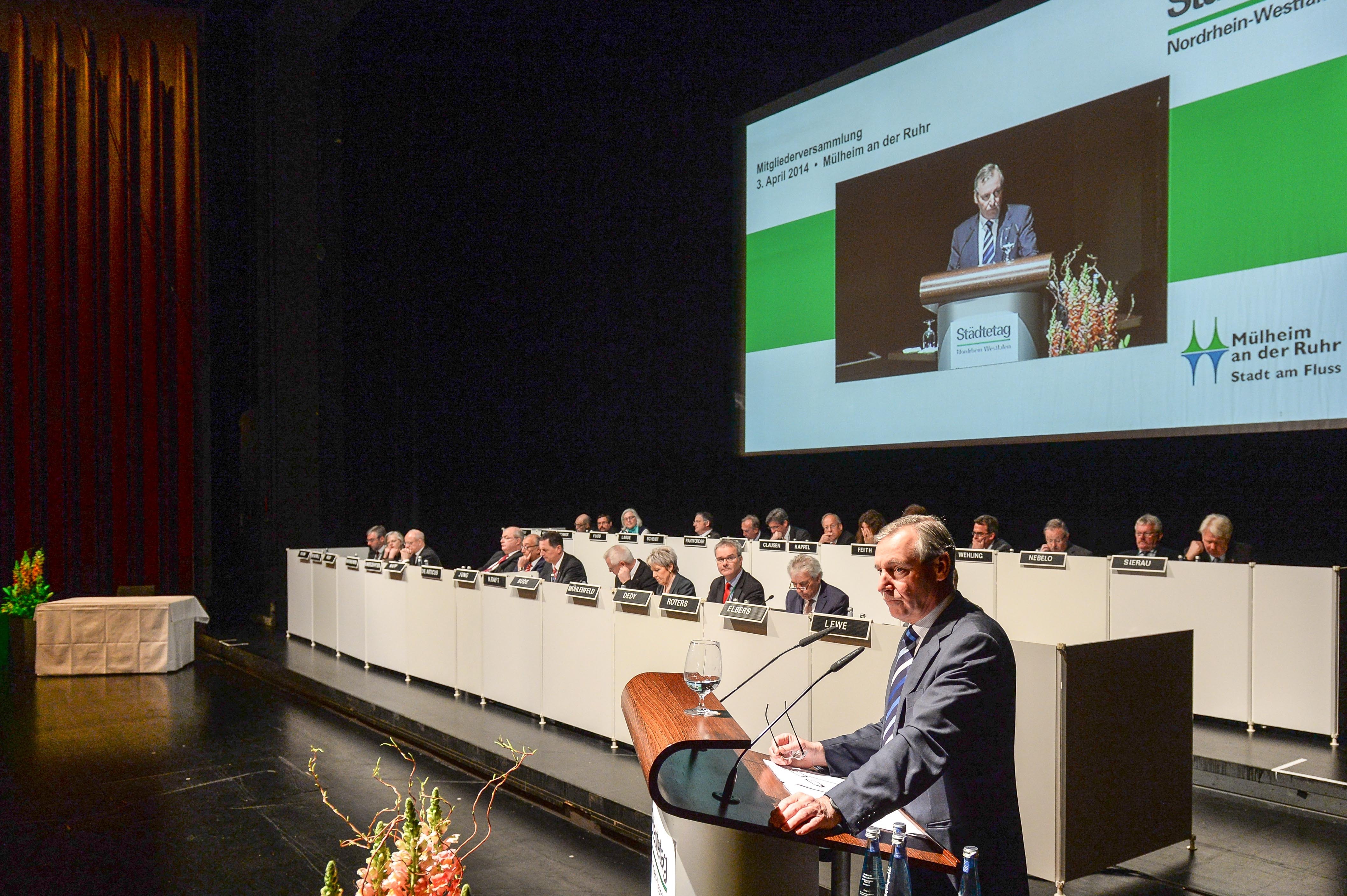 Dr. Stephan Articus, im Hintergrund der Vorstand des Städtetages NRW