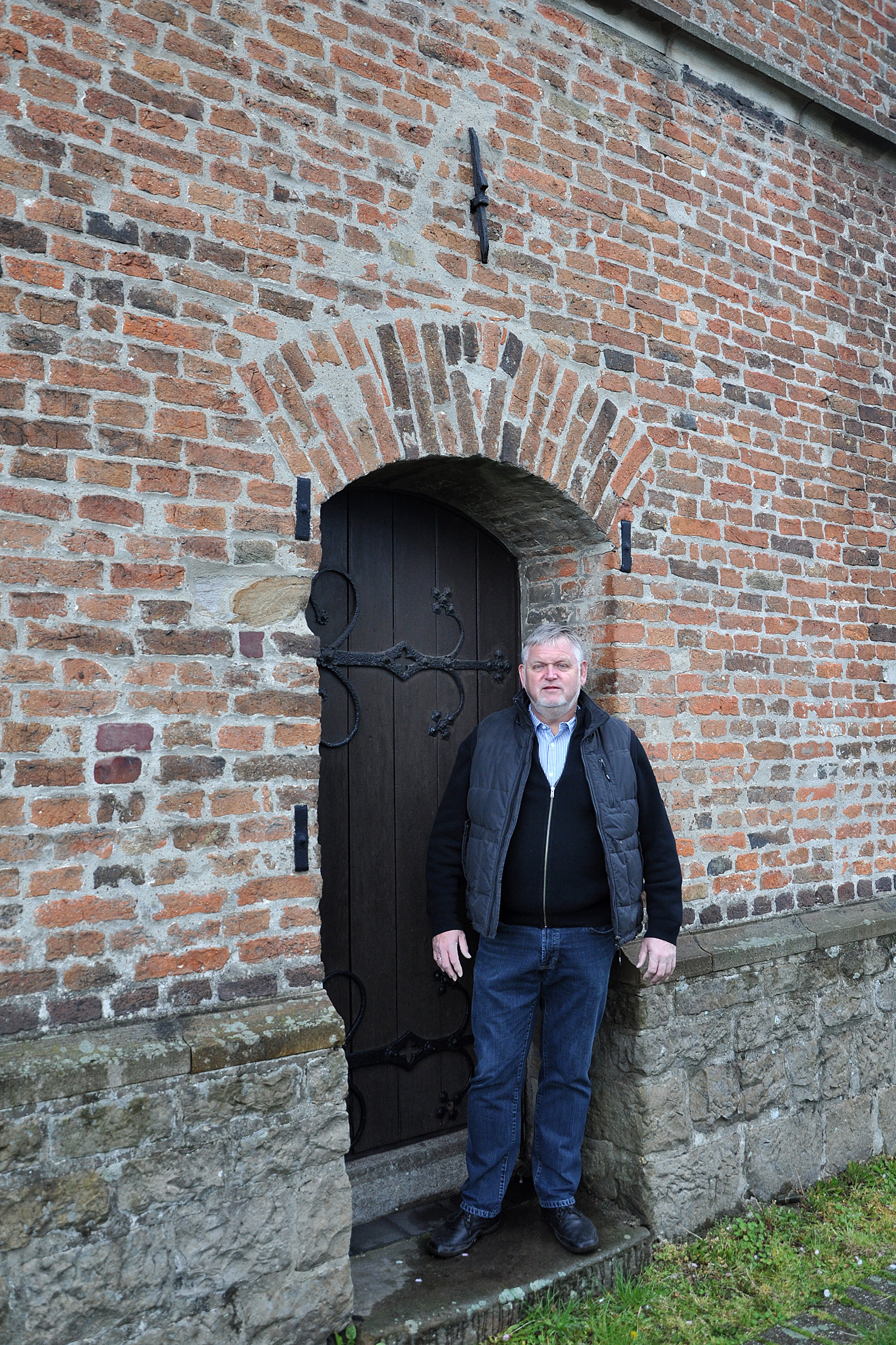 Hermann-Josef Oberven vor dem Maximilian-Kolbe-Haus, das das Zentrum für Dorffeste ist. Foto: Vera Demuth