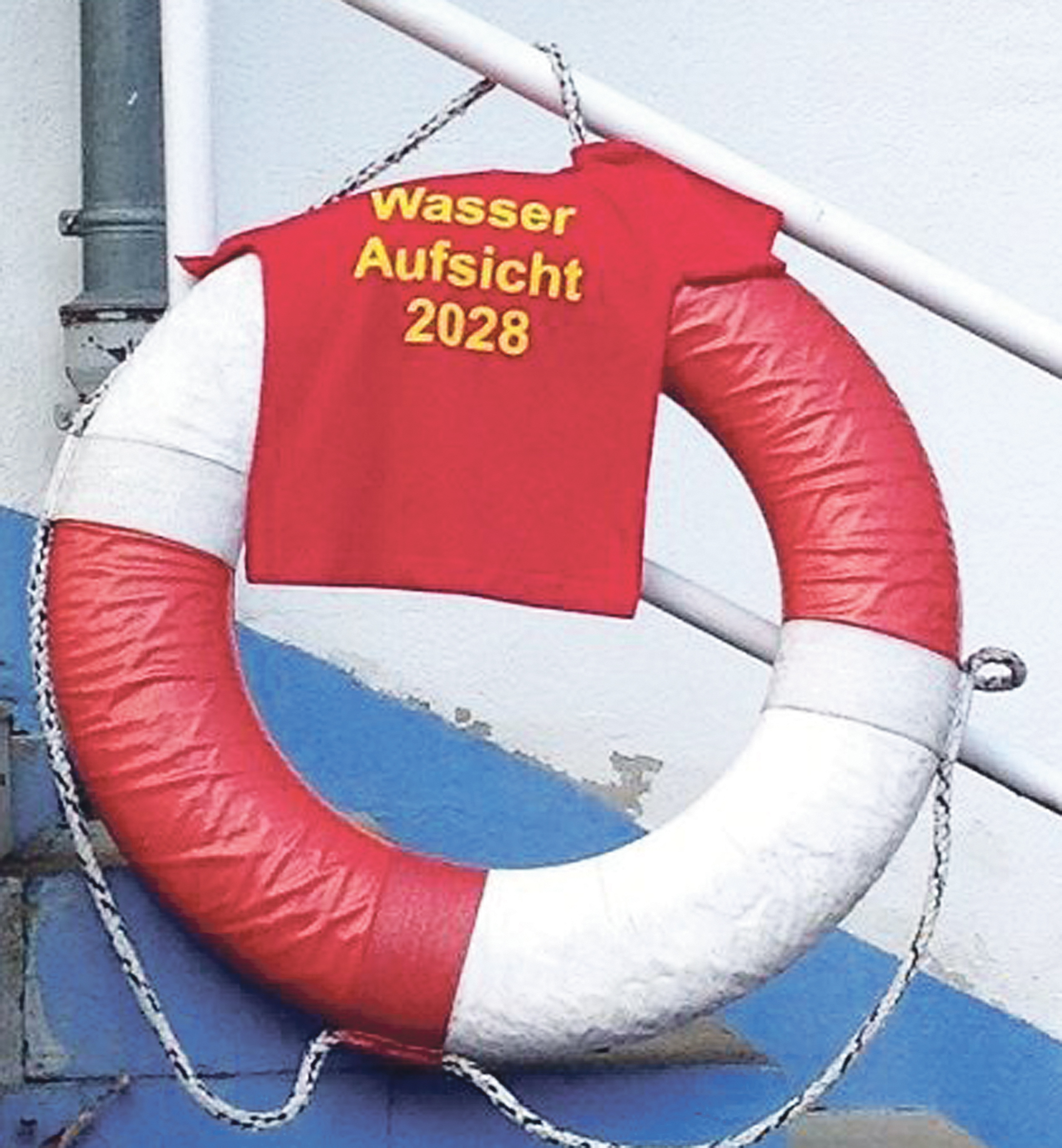 In diese T-Shirts müssen die künftigen Wasser-aufsichten erst noch "hineinwachsen". Doch auch für die neue Freibadsaison werden noch ehrenamtliche Helfer gesucht - für die unterschiedlichsten Aufgabenbereiche. Foto: (floh)