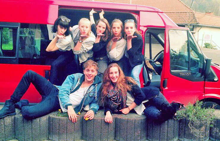 Gut gelaunt in Rotterdam: Fiona Kania, Swane Küpper, Anika Frank, Theresa Frische, Johanna Schweer (h.vl.), Felix Berning und Milena Wiese vom Gymnasium Werden freuen sich auf die Audition.