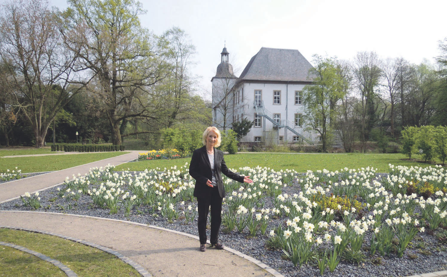 Simone Kaspar im neuen Barock-Garten am Haus Voerde.