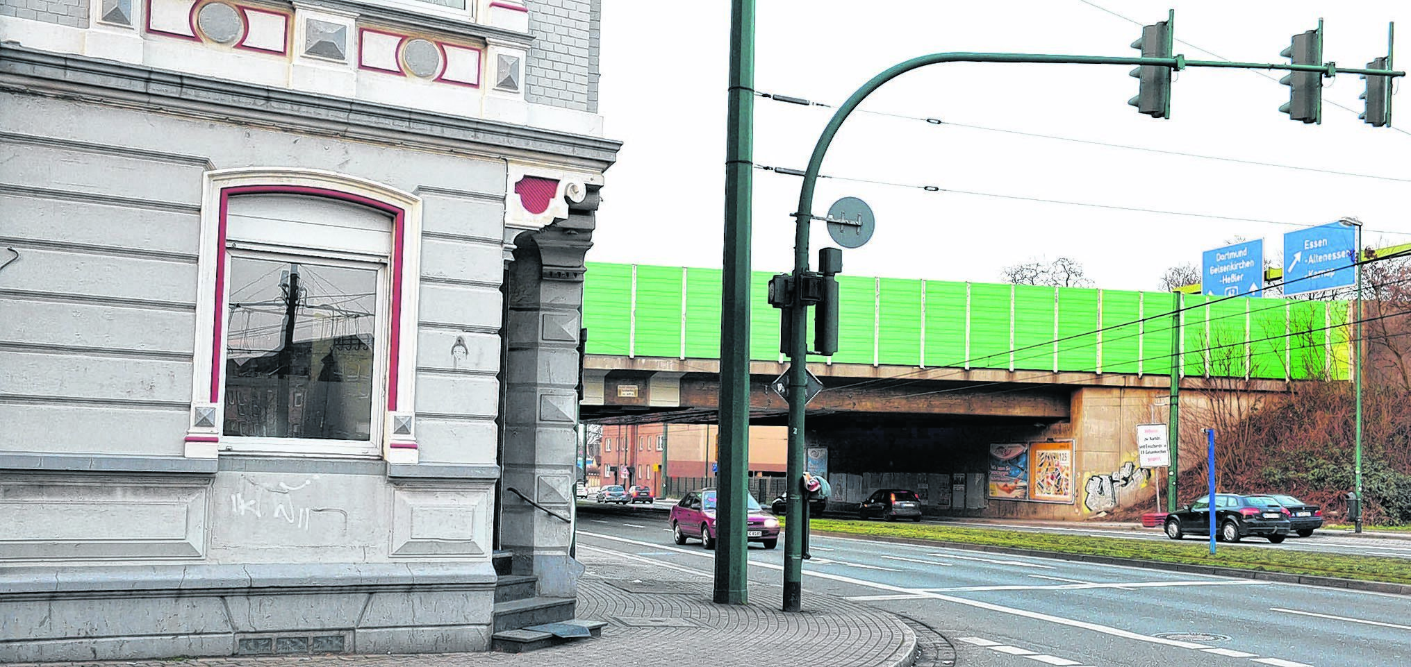 Im Bereich des Autobahnkreuzes Essen-Nord müssen Autofahrer, die auf die A42 Richtung Duisburg möchten, sich einen anderen Weg suchen bzw. großräumig umfahren.