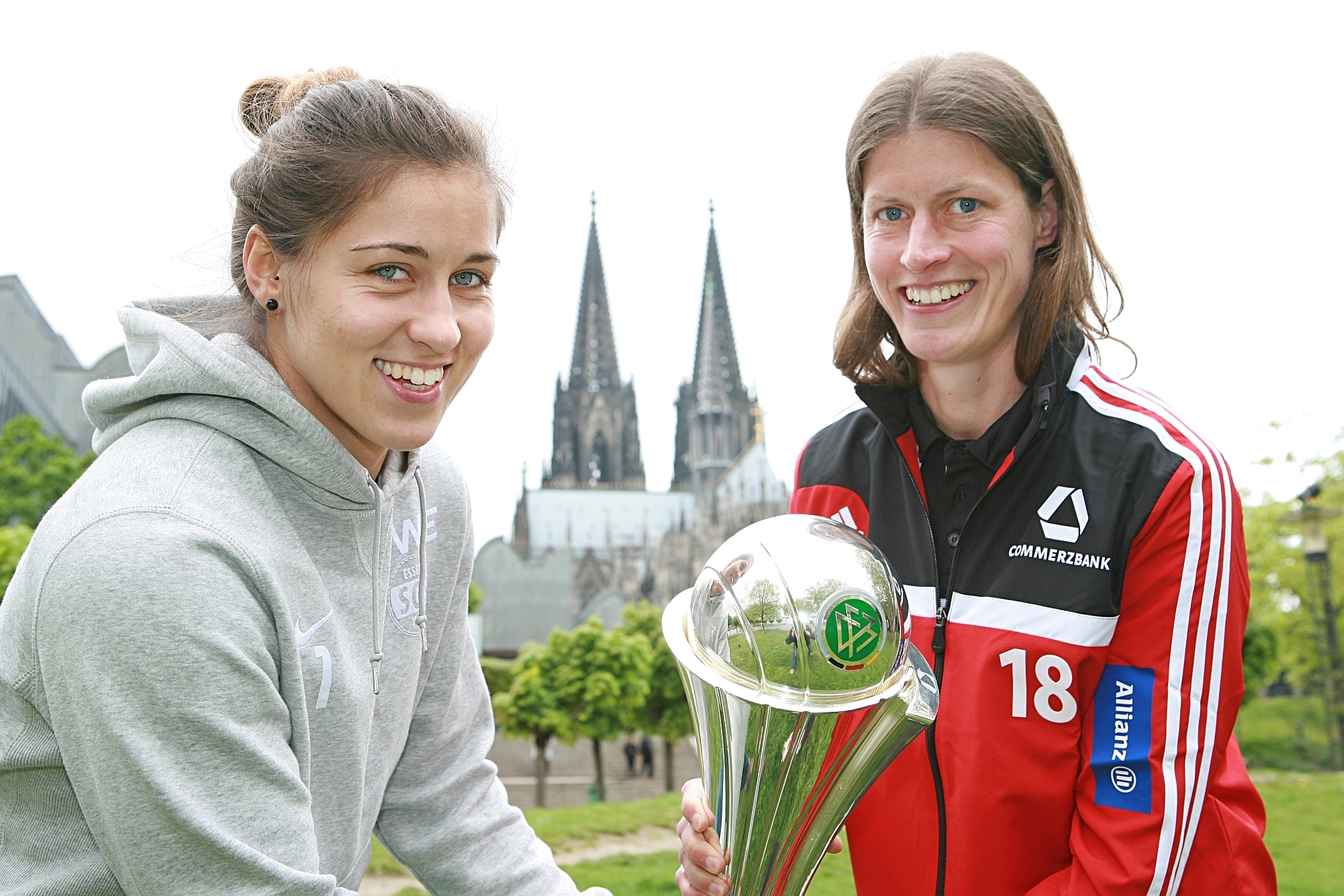 Torfrau Lisa Weiß (li.) und Kerstin Garefrekes Quelle: DFB/Kobow