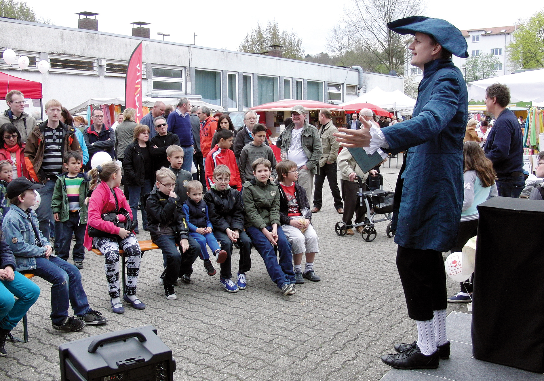 Ein abwechslungsreiches Programm verspricht auch in diesem Jahr wieder der „Maimarkt“ in Moosfelde. Die Gartenstadt lädt von 10 bis 18 Uhr mit Blumen- und Krammarkt sowie Zauberschau ein. Fotos: Albrecht/WA-Archiv