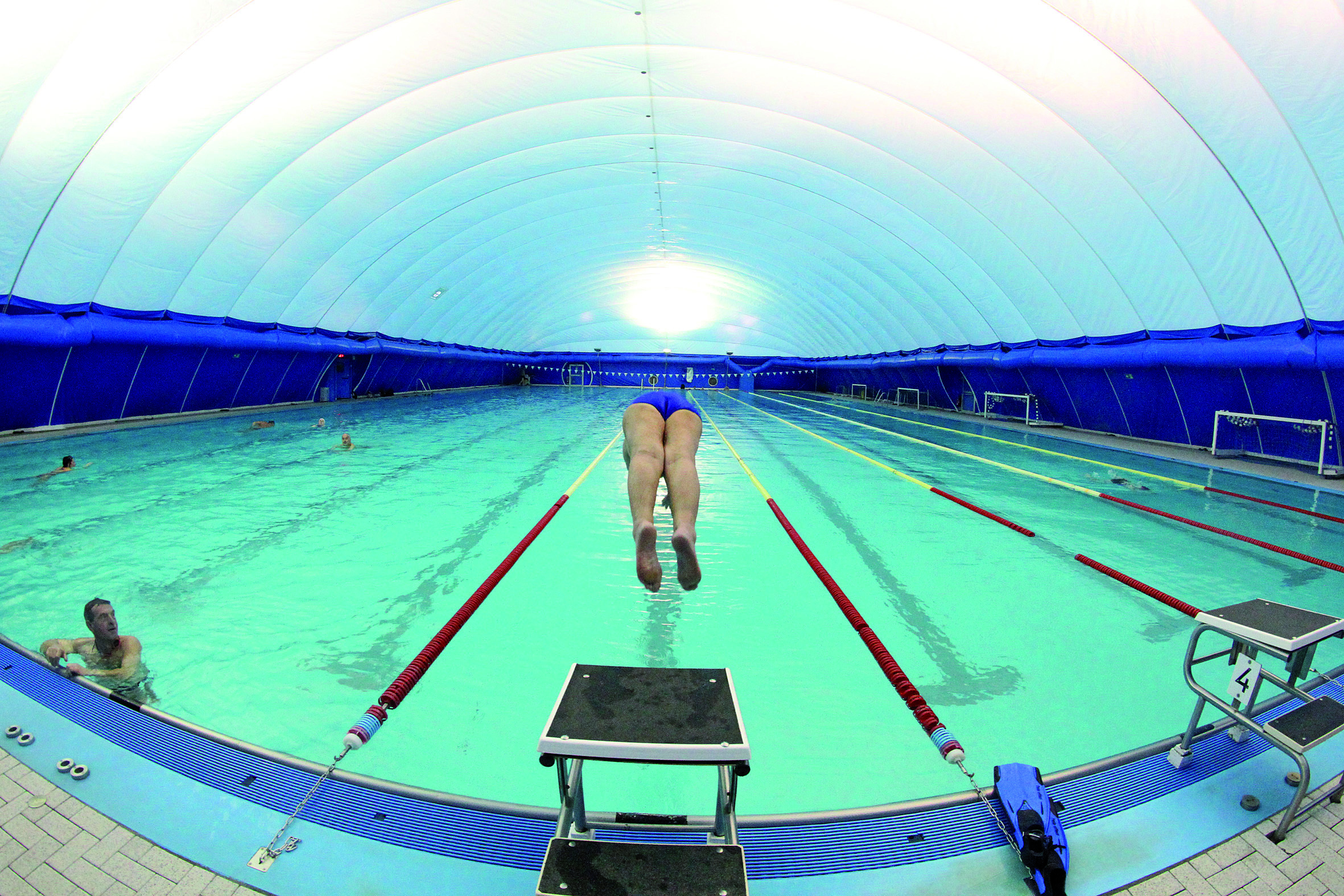 Während sechs Blau-Weiß-Schwimmer in Berlin bei der DM ins Wasser gehen, starten die Vereinsmitglieder im heimischen Wiesental am ersten Maiwochenende in die Freiluftsaison und „motten“ ihre Traglufthalle für die Sommersaison ein.