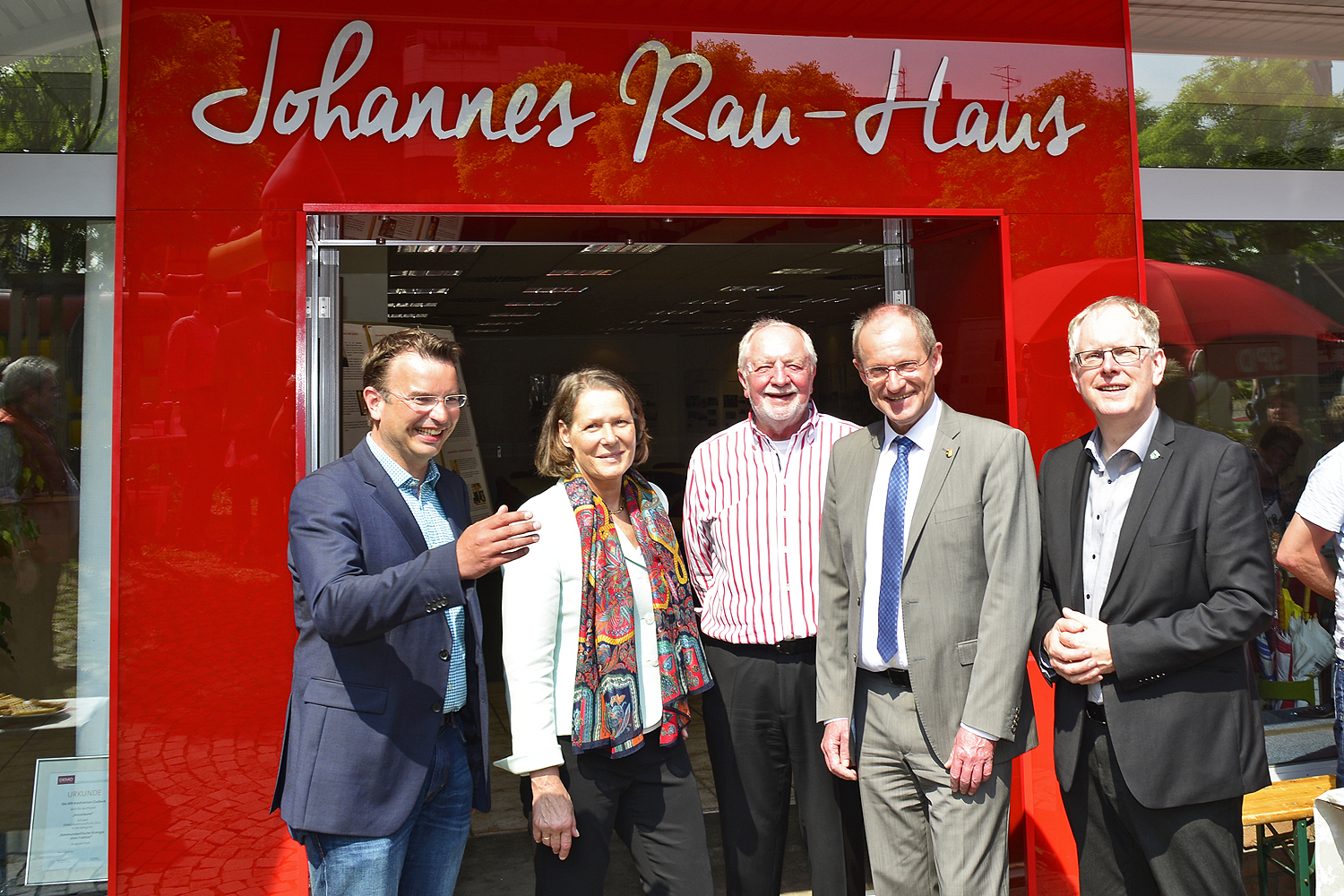 Von li.: Michael Hübner (SPD MdL) Christina Rau, Wolfgang Röken (ehemalg. OB + BM) Ulrich Roland (Bürgermeister) und Landrat Cay Süberkrüb. Foto: Kariger