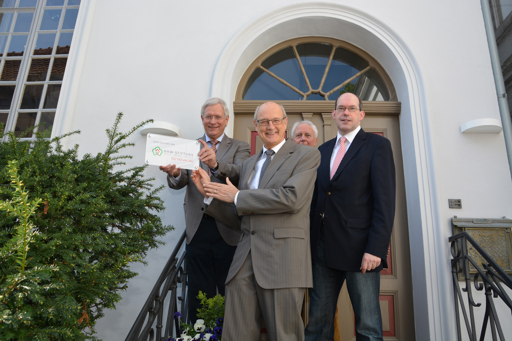 Landtagsvizepräsident und Vorstandsmitglied der NRW-Stiftung, Eckhard Uhlenberg, überreichte Plakette und Förderbescheid an Jägeroberst Klaus Humpe und König Dr. Gerhard Webers. Foto: Albrecht