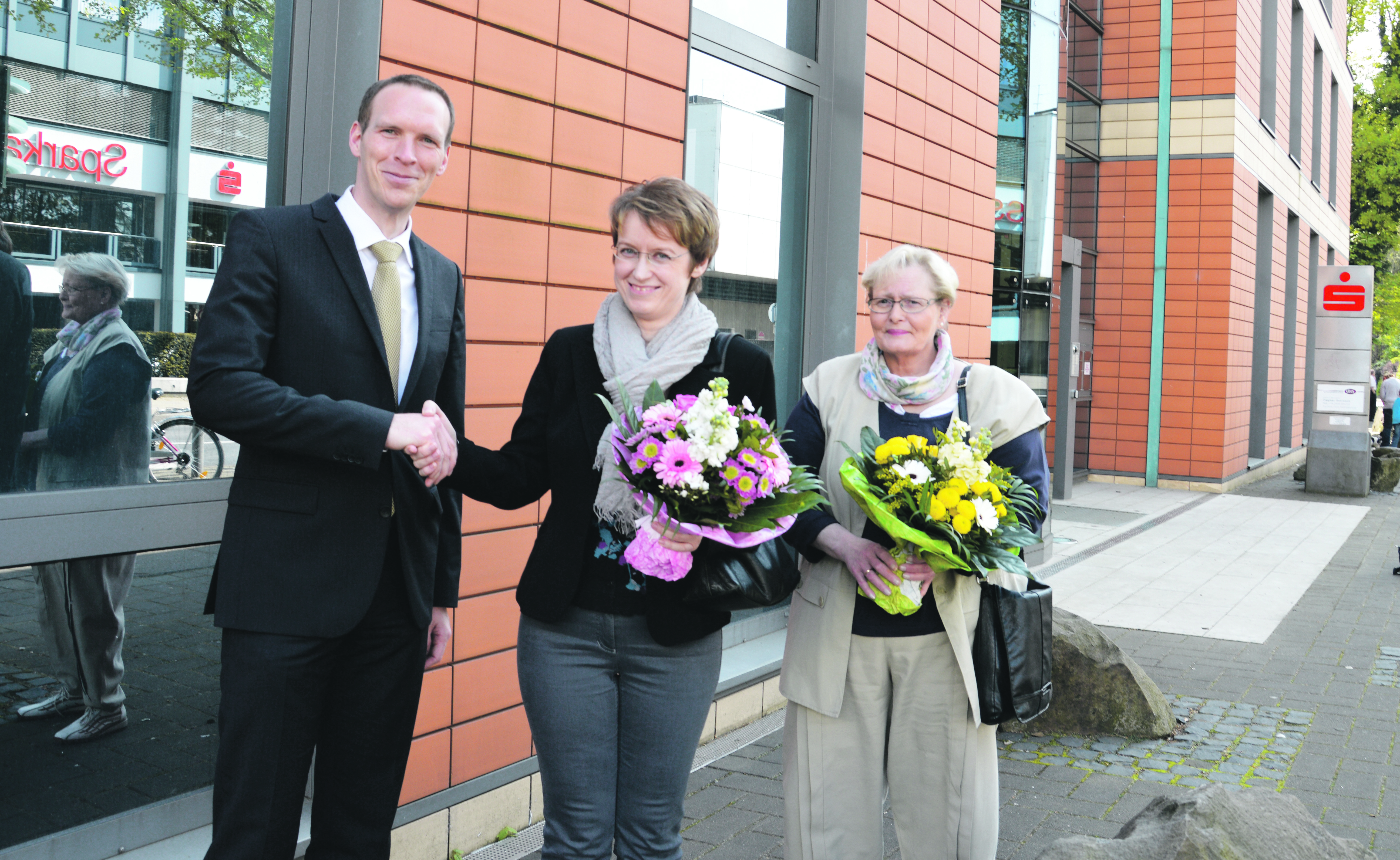 Bürgermeister Dr. Jan Heinisch überreichte Blumen an Augenärztin Katarzyna Szymkowicz (Mitte) und Angelika Binkowski, Vorsitzende der Arbeitsgemeinschaft Heiligenhauser Bürgervereine. Foto: Dabitsch