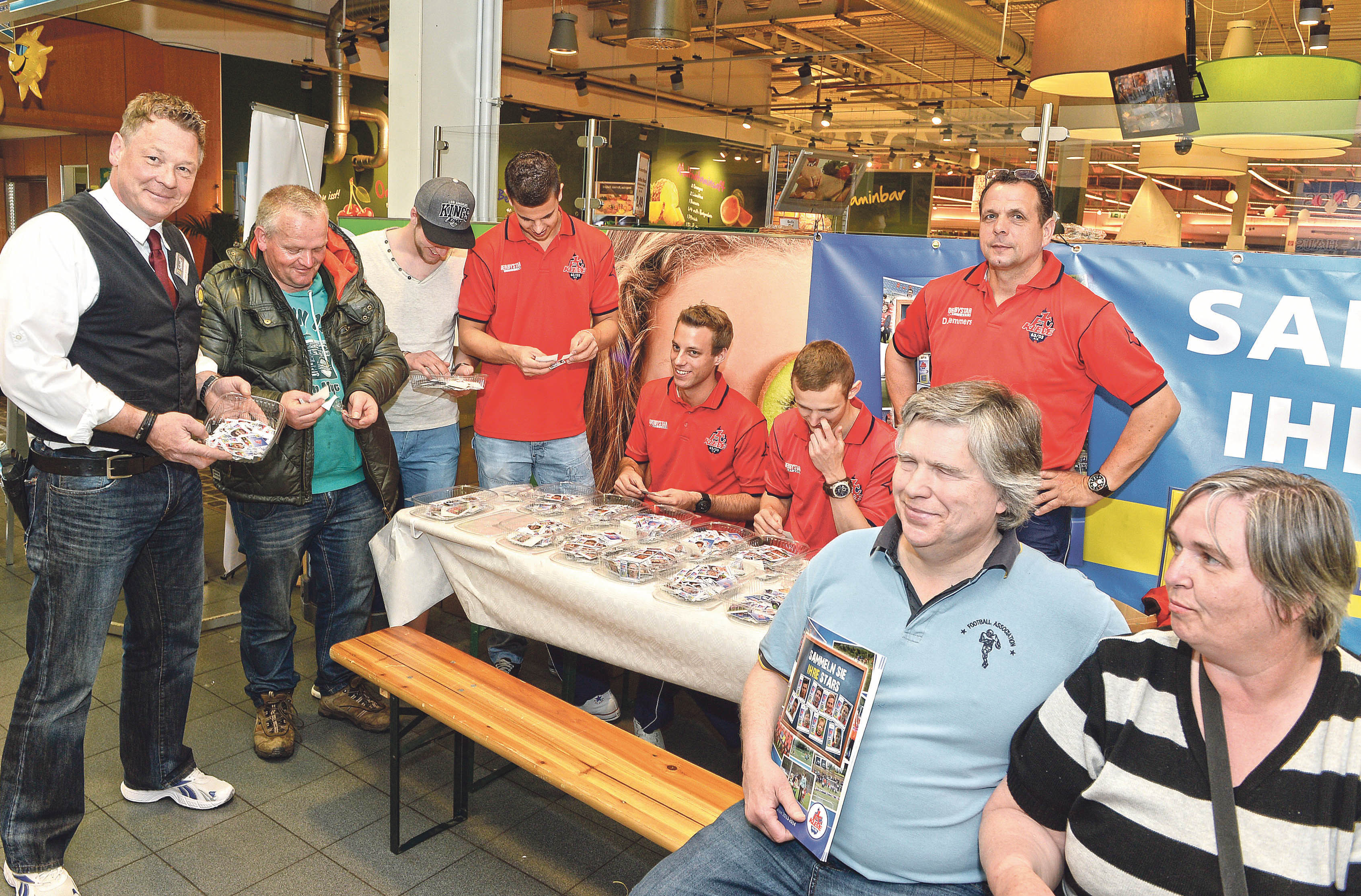 Noch einmal wurde gestern im E-Center Schroff kräftig gesammelt: Die fürs 1. FC-Sammelalbum noch fehlenden Sticker waren heiß begehrt.