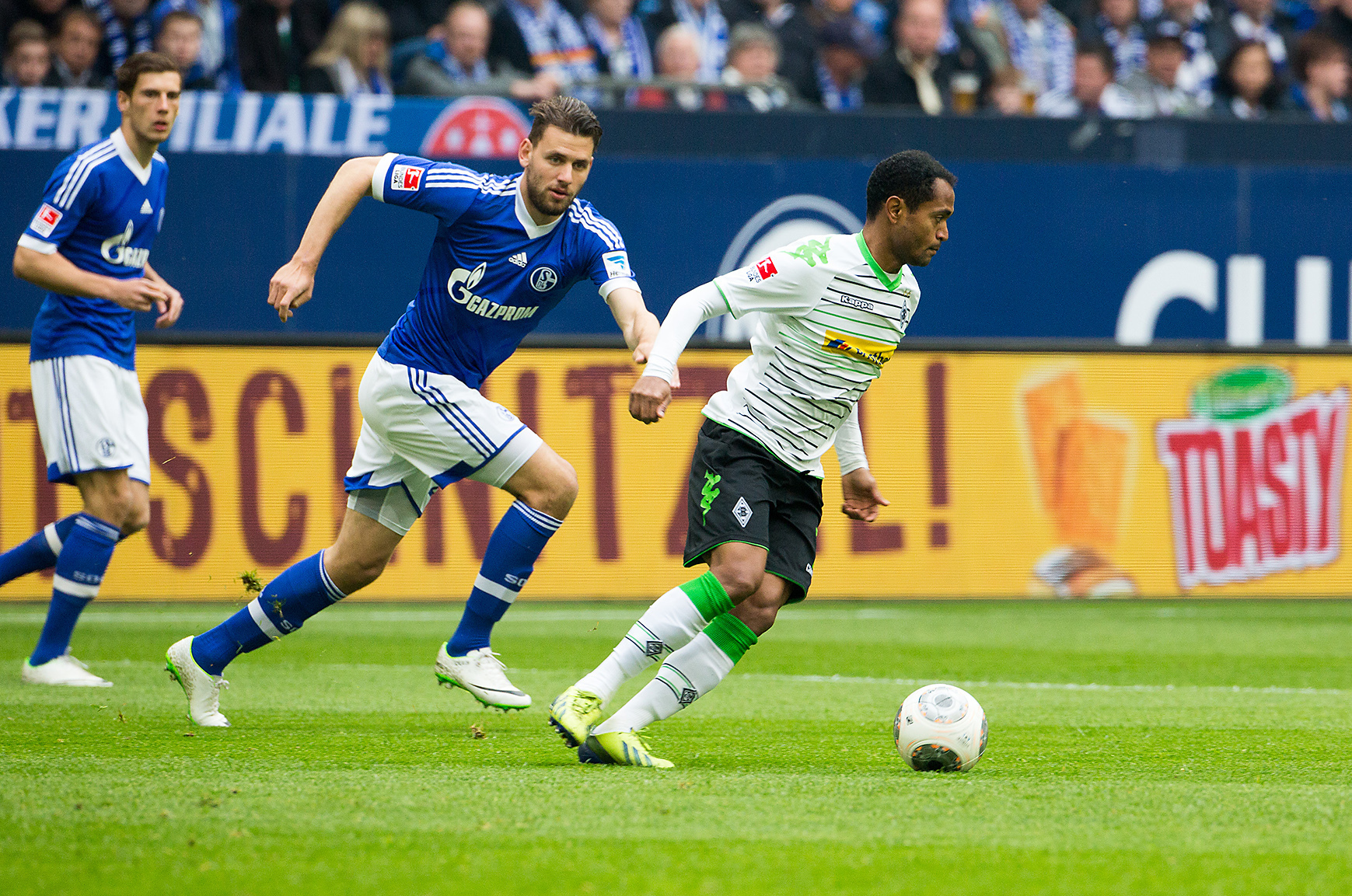 Der schwache Adam Szalai (m.) konnte auch nichts gegen den Ex-Schalker Raffael und Borussia Mönchengladbach ausrichten. Foto: Gerd Kaemper