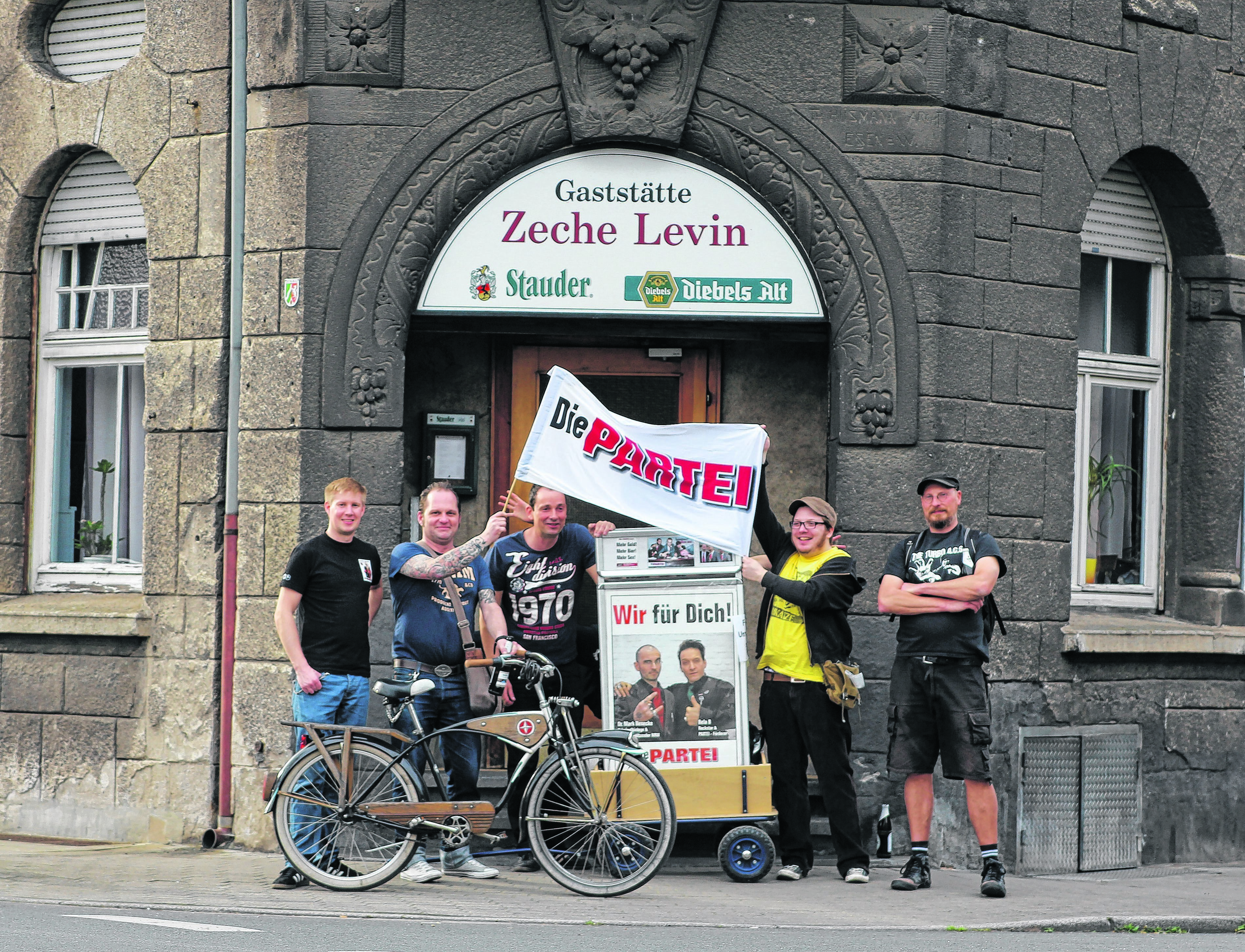 Wenn grad mal kein Büdchen in der Nähe ist, darf es ruhig auch mal eine Gaststätte sein, hauptsache, es gibt Bier. An dieser geschichtsträchtigen Adresse in Dellwig hat die Bollerwagen-Crew natürlich besonders gern Halt gemacht. Foto: sara