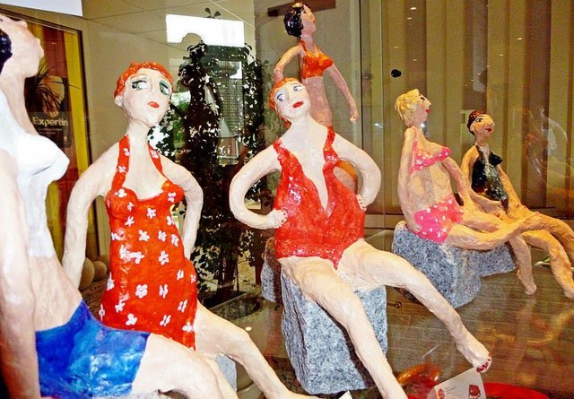 Neue Figuren in der Vitrine vom Mehrgenerationenhaus von Regine