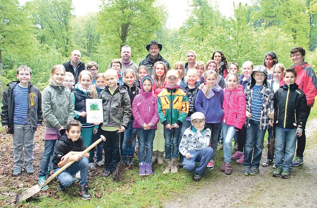 Unser Foto zeigt die Klasse 4a der Weiltor-Grundschule St. Franziskus mit Förster Thomas Jansen (hinten mit Hut) und Klassenlehrerin Ulrike Overkamp-Seeger (ganz rechts), Begleitmüttern und Forstarbeitern.   Foto: Römer