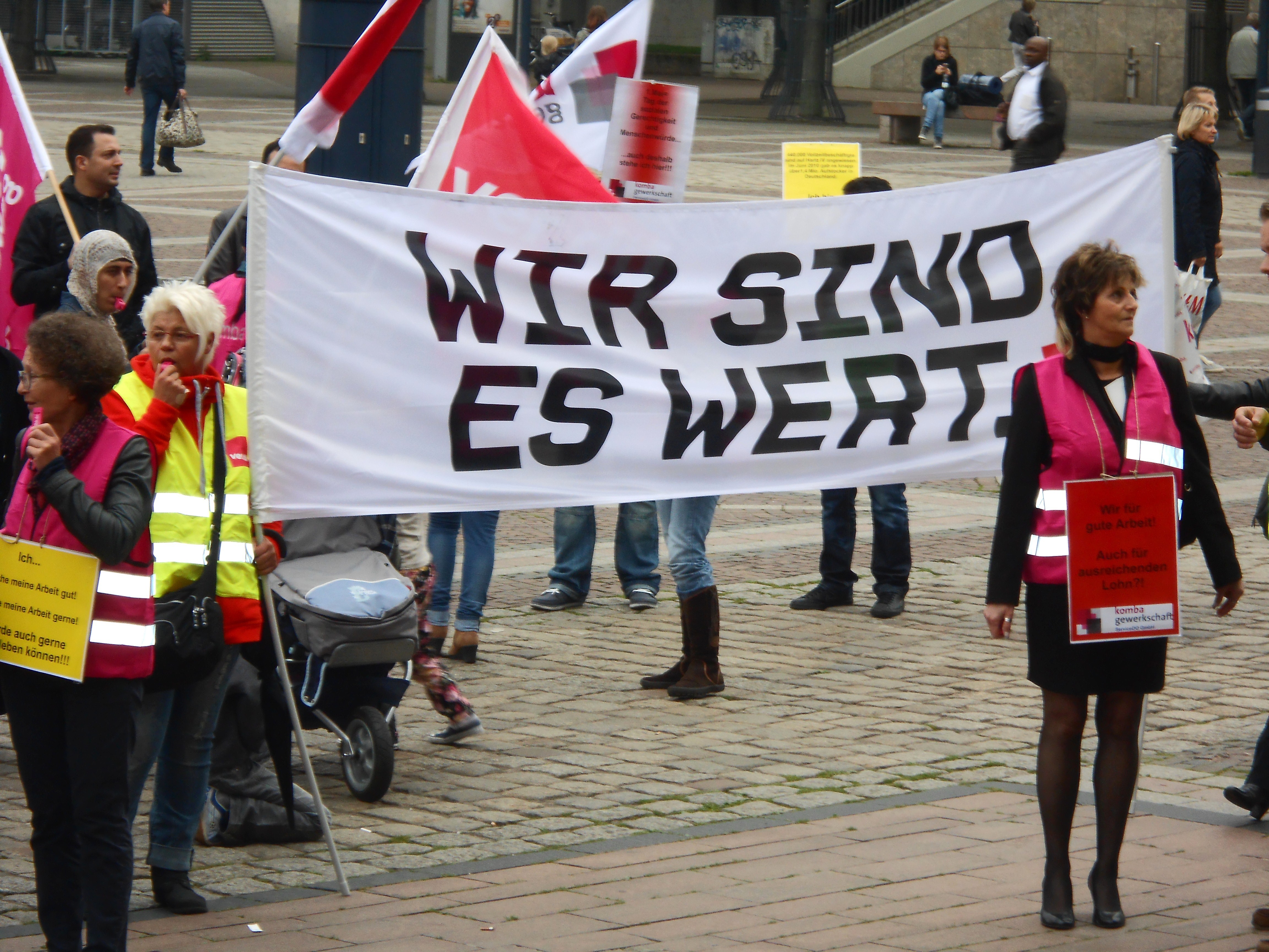 Die beiden Gewerkschaften komba und verdi demonstrieren für eine deutliche Verbesserung der Arbeitsbedingungen bei ServiceDo am Abend des Mai-Empfangs des Oberbürgermeisters auf dem Friedensplatz direkt vor dem Dortmunder Rathaus. Im Bild rechts die engagierte Betriebsratsvorsitzende Barbara Duske (ServiceDO).
