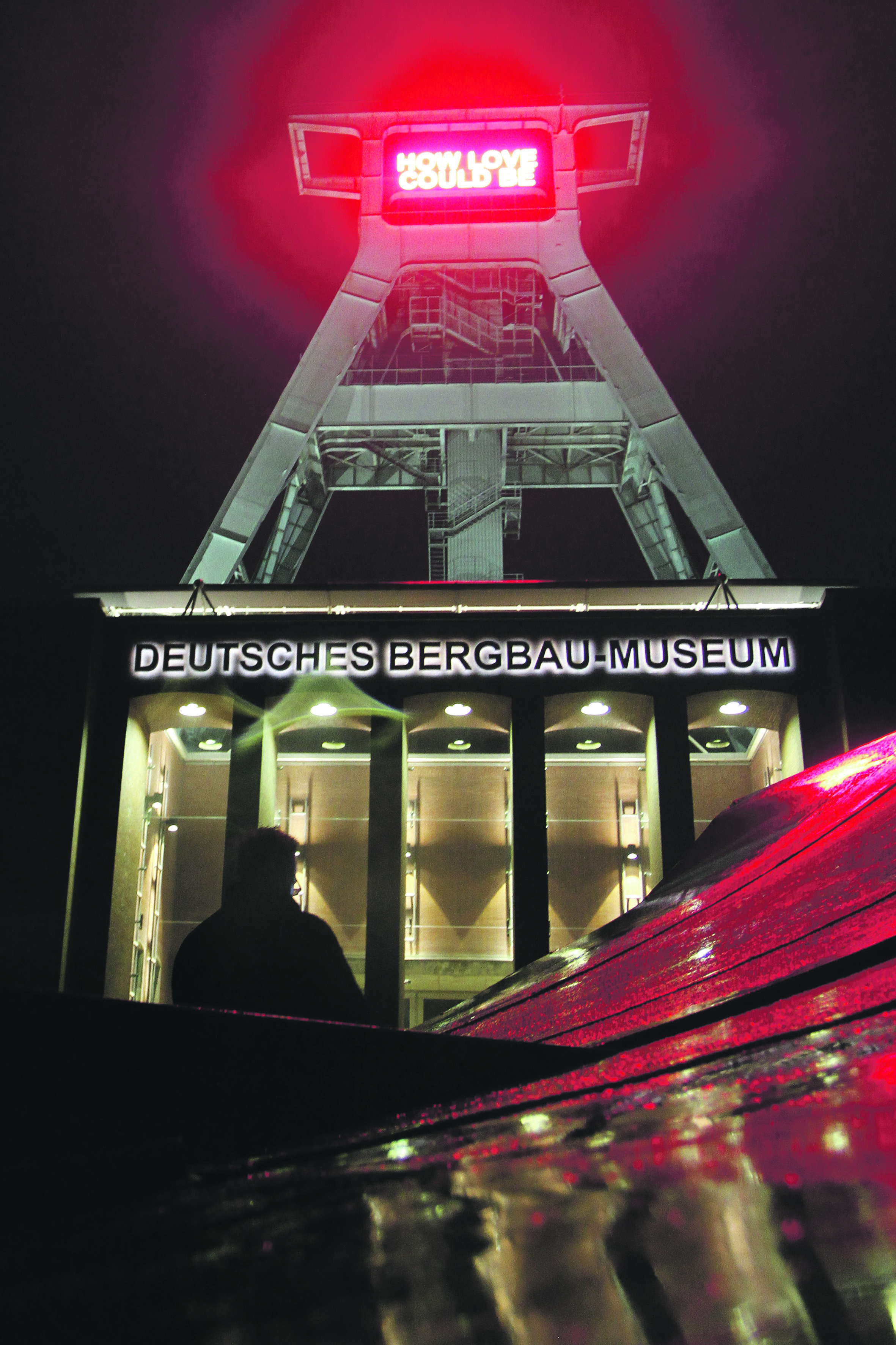 Der Förderturm des Bergbaumuseums ist wohl Bochums bekanntestes Wahrzeichen. Durch Tim Etchells Kunstwerke erlebt man es in neuem Licht – im wahrsten Sinne des Wortes.