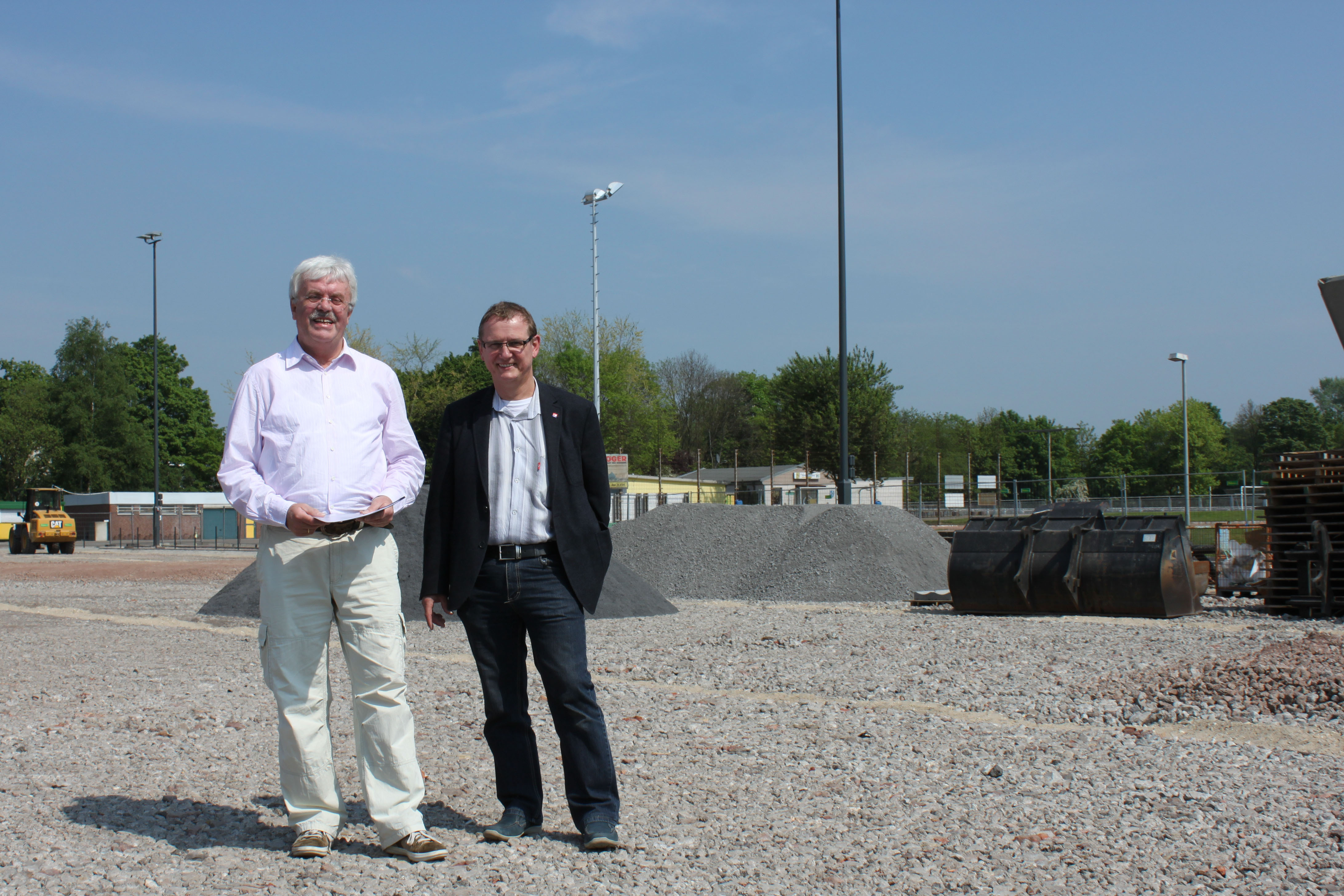 Auf der Baustelle Kunstrasen: EBB-Fraktionschef Udo Bayer und Bezirksvertreter Michael Schwamborn haben die Vision des "Sportpark Lohwiese". Fotos: Müller
