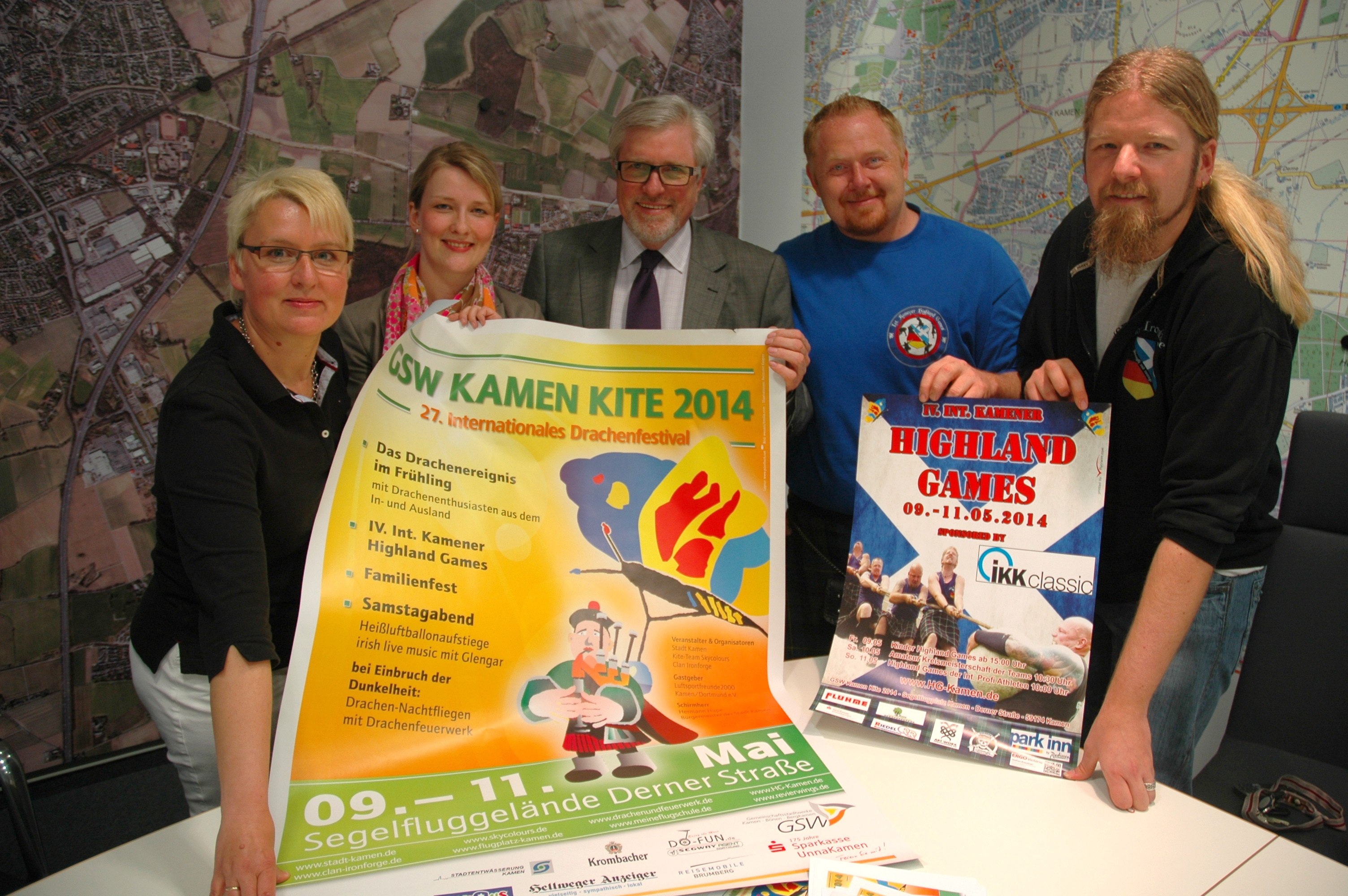Am Montag präsentierten die Initiatoren das Plakat für die „Kamen Kite“. Bürgermeister Hermann Hupe freut sich auf ein möglichst „windiges“ Wochenende vom 9. bis 11. Mai. Foto: Jungvogel