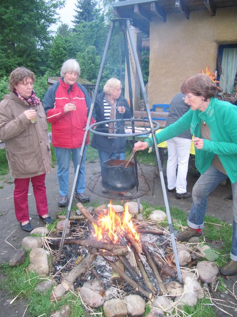Kräuterfrauen mit Seminarleiterin Sigrun Zobel (rechts) am Lagerfeuer im Naturgarten