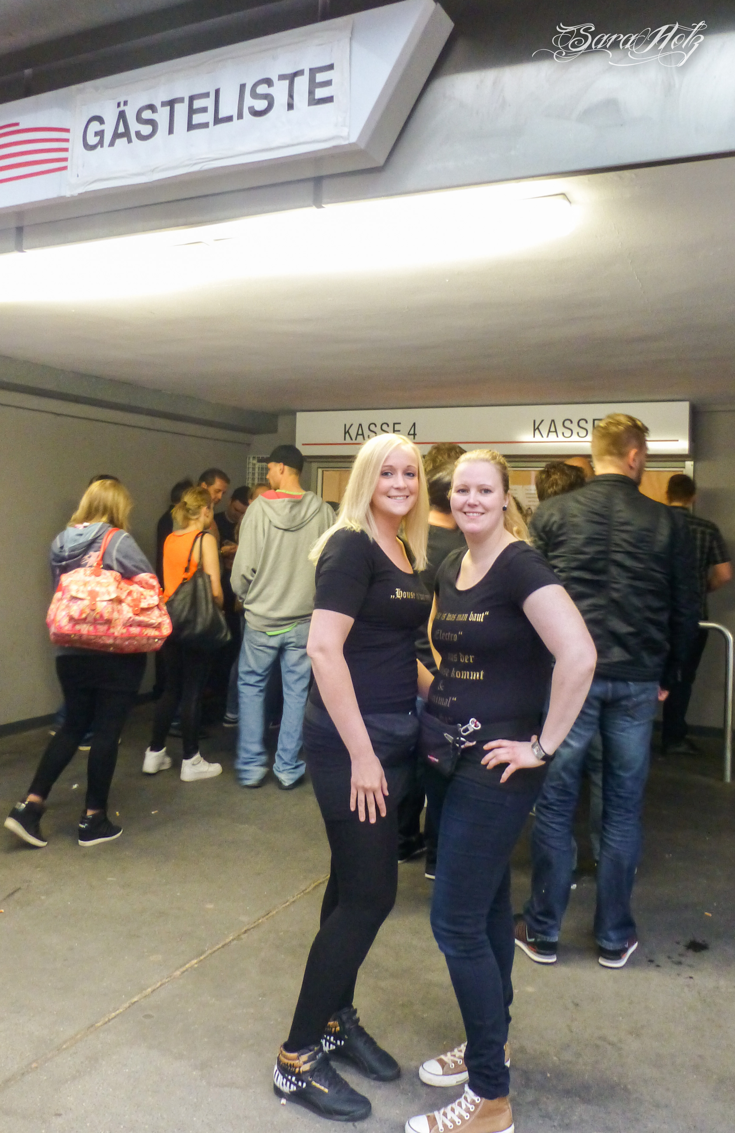 Lea und Daniela standen natürlich auf der Gästeliste, um ihre Pressebänder und Infos zu erhalten.