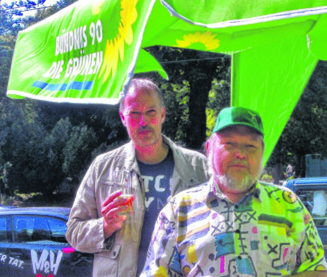 Nah am Bürger: Ulrich Pabst (Kandidat für den Bezirk Zollverein, links)) und Ratsherr Walter Wandtke aus Altenessen beim Brunnenfest.
