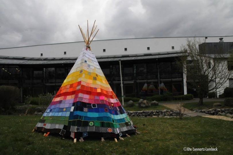 Im April wurde das Tipi erstmals beim Haus der Begegnung der Ev. Kirche im Rheinland in Bonn aufgestellt