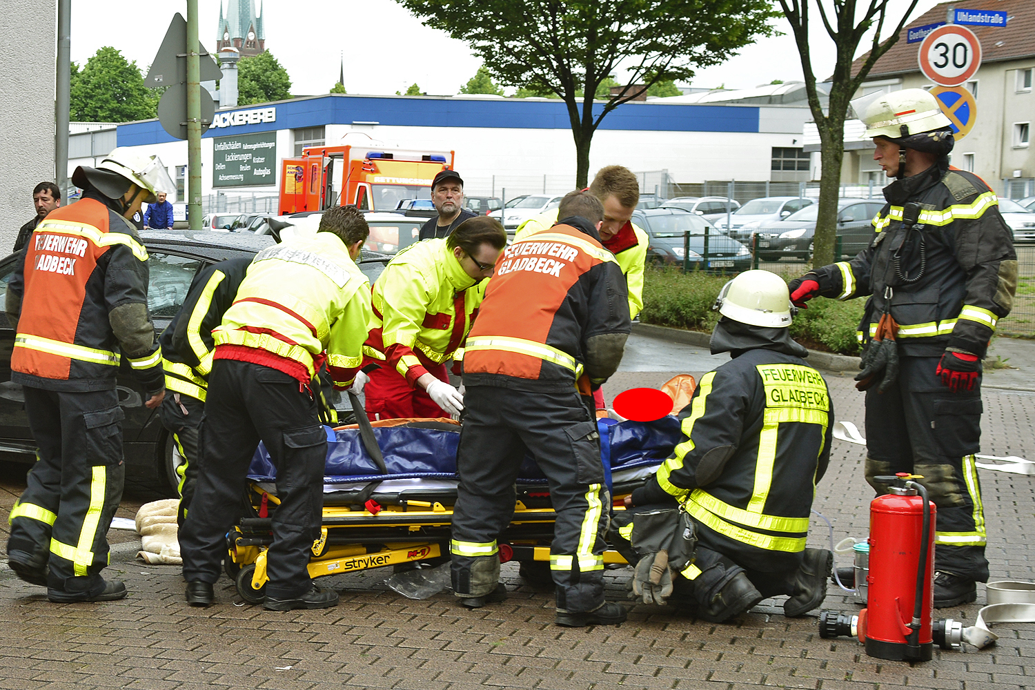 Zu einem schweren Verkehrsunfall kam es heute an der Kreuzung Goethestr./Uhlandstr., bei dem 3 Personen schwer verletzt wurden. An beiden Personenwagen entstand Totalschaden. Foto: Kariger