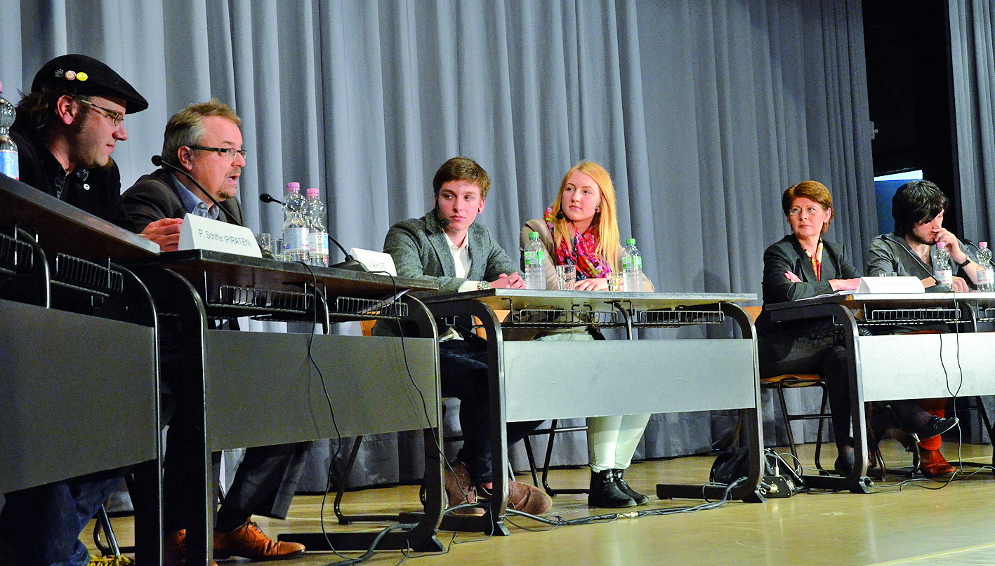 Das Podium im Werdener Gymnasium mit v.l.n.r.: Patrick Schiffer (Piraten), Jens Geier (SPD), den Moderatoren Vito Heinen und Julia Zahn, Dr. Renate Sommer (CDU) und Daniel Kerekeš (Linke).