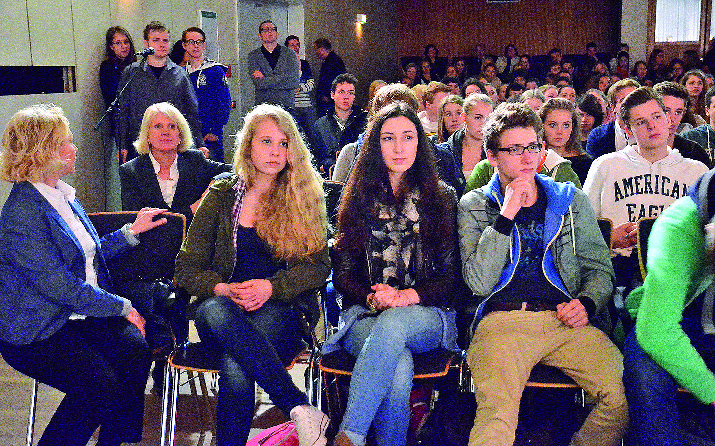 Aus dem gut gefüllten Auditorium wurden interessierte Fragen gestellt.