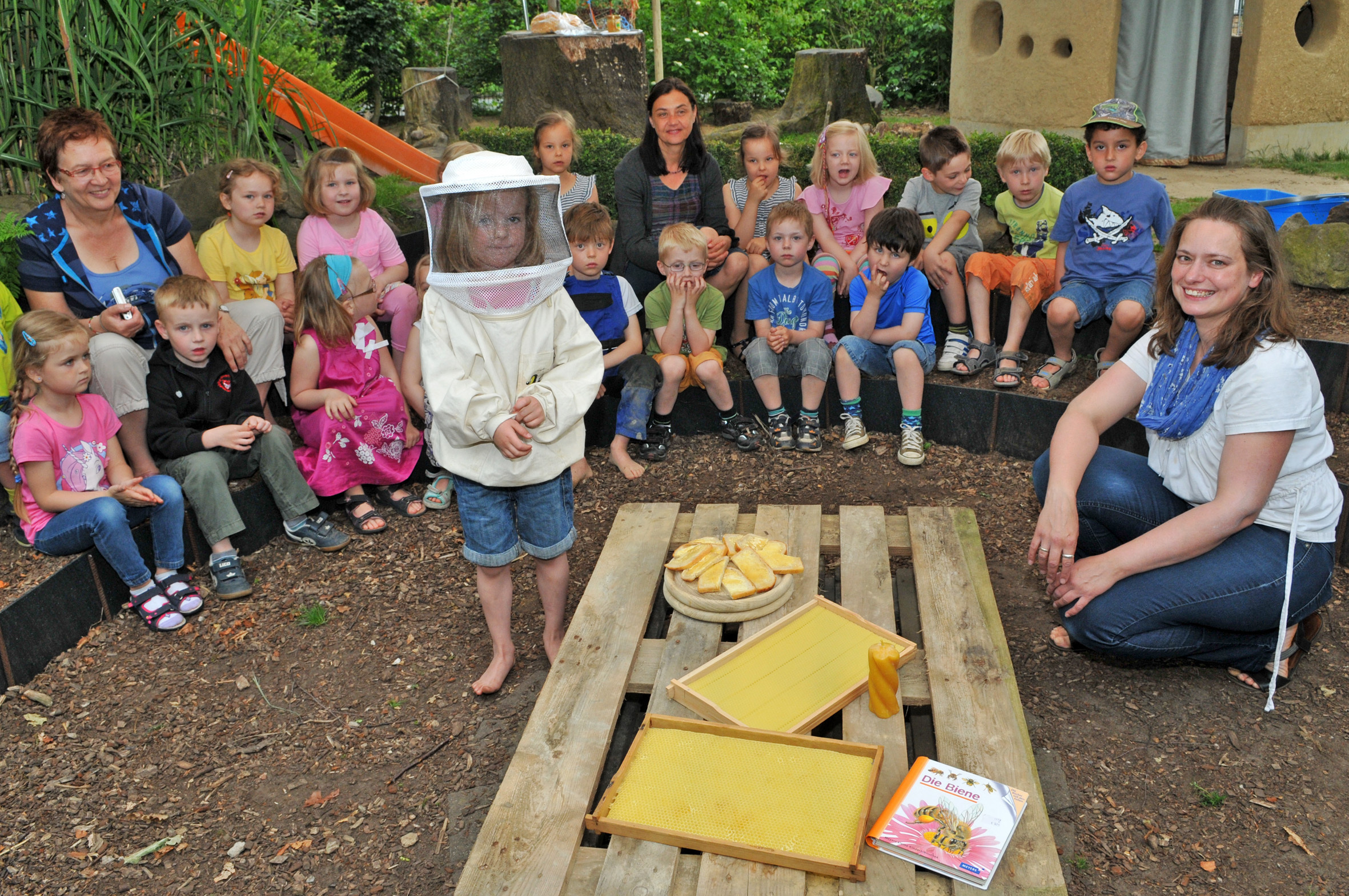 Imkerin Annika Humme, die selbst aus Lembeck stammt, besuchte die Kinder und erzählte aus ihrer Erfahrung mit dem täglichen Umgang mit Bienen.