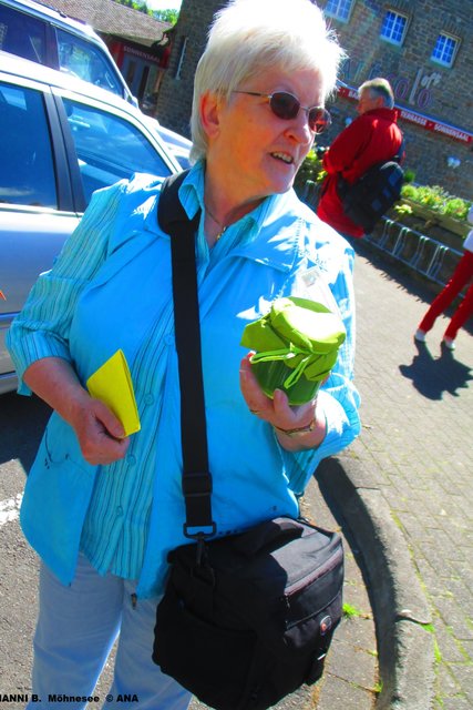 Die Organisatorin HANNI ... mit diversen Präsenten...!