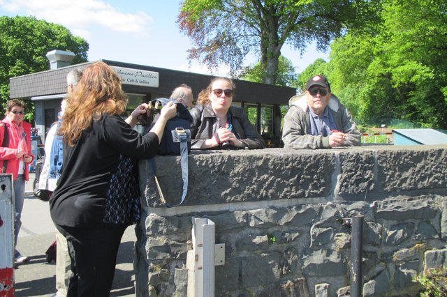 an der MAUER...stehen...