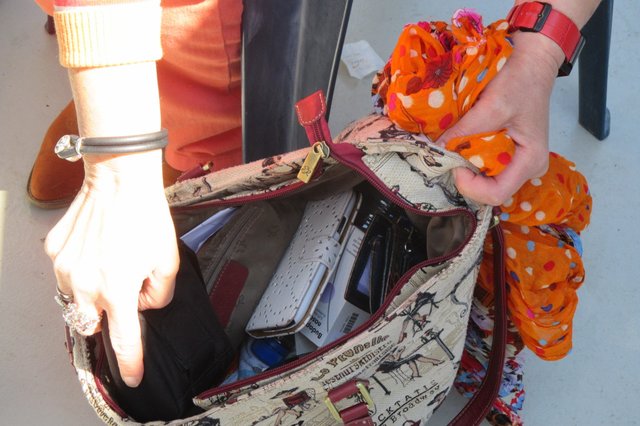 ...was nehmen weibliche LK´ ler so alles mit auf "Reisen" ?!? Hier bitte...