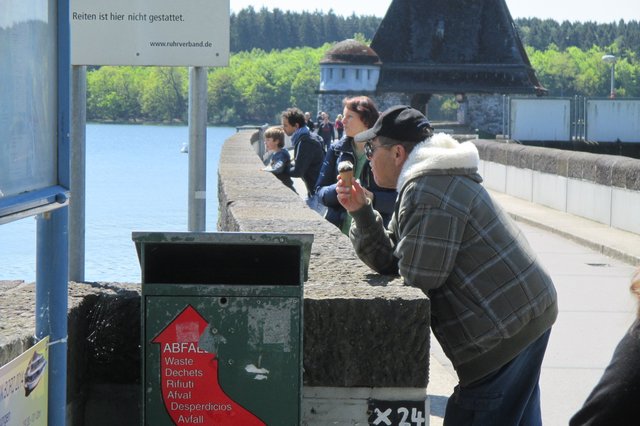 HIER darf man nicht REITEN... aber EIS essen...!