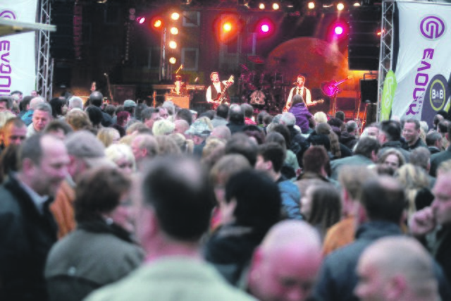 Ein begeistertes Publikum jubelt den Bands zu, die die Mondnächte bestreiten. Hier sind es die Los Gerlachos, ein Eigengewächs unterer Stadt, das für Stimmung sorgt. Auch in diesem Jahr sind die beiden wieder dabei. Aber noch viele weitere Gruppen versprechen ganz viel Musik und eine Bombenstimmung rund um die Bühne am Buschmannshof. Also nichts wie hin!. Heute Abend kann in den Vatertag hineingefeiert werden. Foto: Stadtmarketing Herne