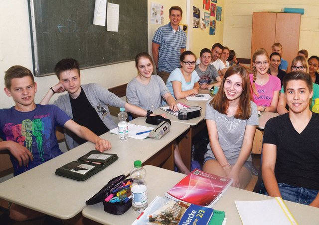 Erdkundelehrer Marcel Leszijnski (stehend) in der Klasse 9 gehört zu dem engagierten Kollegium des Ratsgymnasiums