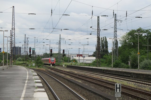...eine S-Bahn fährt ein...