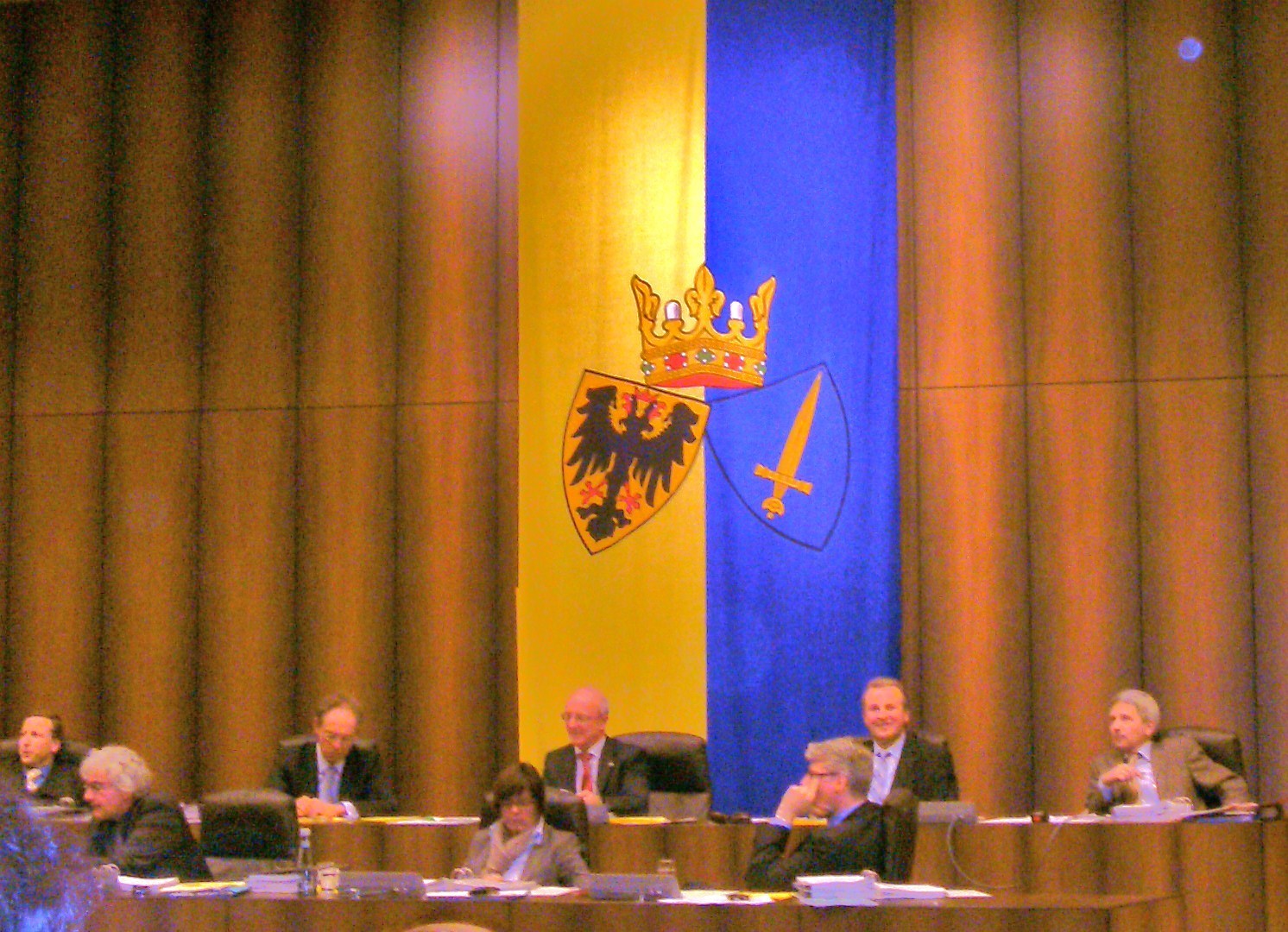 In den nächsten 6 Jahren werden im Ratssaal auch 6 Ratsmitglieder vertreten sein, davon drei mit Fraktionsstatus, die sich politisch deutlich rechts von FDP und EBB zuhause fühlen. Dieses Sechserpack unter Kontrolle zu halten, könnte aufreibend werden.