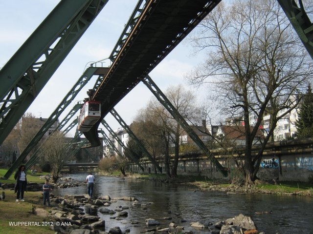 sie fährt nicht wirklich...sie hängt und schwebt... und SCHAUKELT! Schwebebahn in Wuppertal...