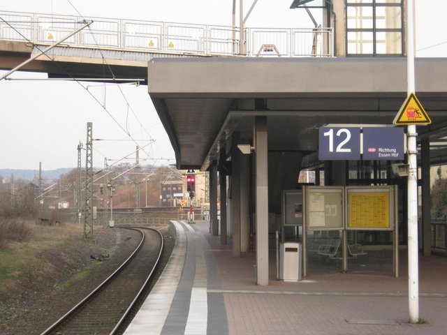 Eine S - Bahn Station in...Wuppertal