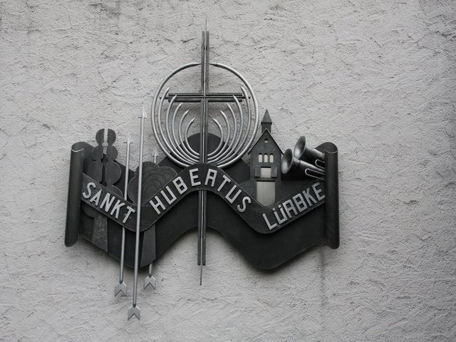Die Skulptur am Hubertusheim in der Lürbke, gebaut von Heribert Prause aus Hüingsen.