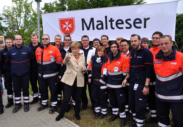 Daumen hoch statt Raute – Bundeskanzlerin Angela Merkel nahm sich wie Bundespräsident Joachim Gauck Zeit für ein Erinnerungsfoto mit den Einsatzkräften in Regensburg.