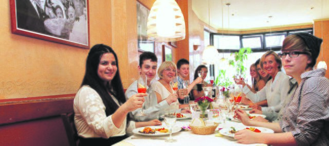 Gemeinsam Gelerntes anwenden: Bei einem festlichen Essen im Ristorante „Taverna la veniciana“ konnten die Schüler zeigen, welche Umgangsformen sie bei Inge Donschen erlernt haben.