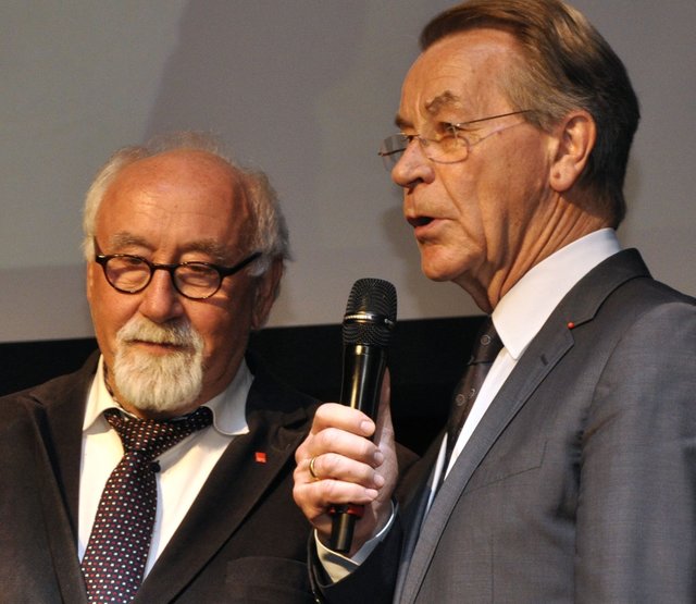Der langjährige Vorsitzende der SPD-Kreistagsfraktion, Roland Katzy (l.) wurde von Franz Müntefering verabschiedet. | Foto: Klaus Schürmanns