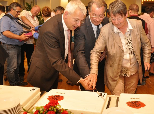 Auch der "Danke"-Kuchen musste angeschnitten werden.
