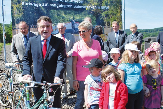 NRW-Verkehrsminister Michael Groschek freute sich über die Teilnahme der Kinder am Festakt.Foto: Holsteg