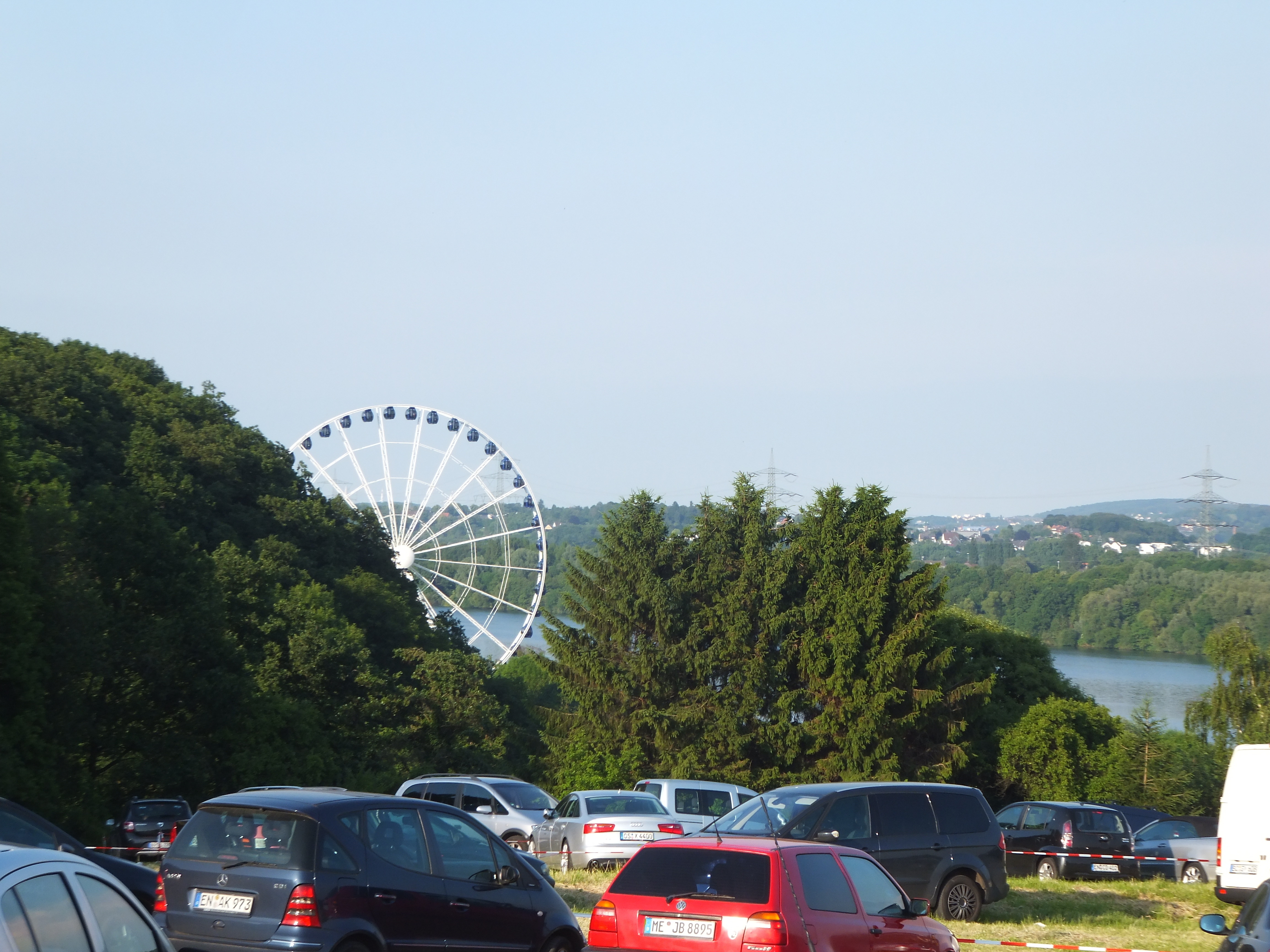 weit sichtbar das 55 Meter hohe Riesenrad